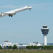 Das nennt man dann wohl Bruchlandung: Die Bürger haben sich gegen eine dritte Start- und Landebahn am Münchner Flughafen entschieden - zum Leidwesen so mancher Politiker. Das nennt man dann wohl Bruchlandung: Die Bürger haben sich gegen eine dritte Start- und Landebahn am Münchner Flughafen entschieden - zum Leidwesen so mancher Politiker.
