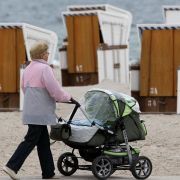 Das Familienministerium will Großeltern entlasten, die ihre Enkel betreuen. Das Familienministerium will Großeltern entlasten, die ihre Enkel betreuen.