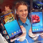 Das Galaxy S4 von Samsung punktet durch das Display und innovative Features wie Floating Touch. Das Galaxy S4 von Samsung punktet durch das Display und innovative Features wie Floating Touch.