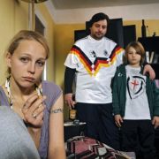 Neuer Sohn, neues Familienglück?: (von links) Petra Schmidt-Schaller als genervte Mutter Nicole, Rüdiger Klink als Grille und Ludwig Skuras als vertauschter Sohn Sebastian. Neuer Sohn, neues Familienglück?: (von links) Petra Schmidt-Schaller als genervte Mutter Nicole, Rüdiger Klink als Grille und Ludwig Skuras als vertauschter Sohn Sebastian.