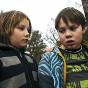 Sebastian (Ludwig Skuras, links) und Dennis (Andreas Warmbrunn) macht die Situation immer mehr zu schaffen. Wohin gehören sie nun? Sebastian (Ludwig Skuras, links) und Dennis (Andreas Warmbrunn) macht die Situation immer mehr zu schaffen. Wohin gehören sie nun?