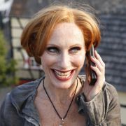Ute Meier-Thiel (Andrea Sawatzki) ist Journalistin, TV-Zicke und am Tiefpunkt ihrer Karriere. Ute Meier-Thiel (Andrea Sawatzki) ist Journalistin, TV-Zicke und am Tiefpunkt ihrer Karriere.