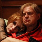 Desillusioniert und stark alkoholisiert philosophieren Hansi (Uwe Ochsenknecht) und Ute (Andrea Sawatzki) über ihr Leben. Desillusioniert und stark alkoholisiert philosophieren Hansi (Uwe Ochsenknecht) und Ute (Andrea Sawatzki) über ihr Leben.
