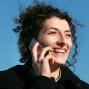 Das Handy sucht ständig den nächsten Sendemasten - dadurch ist es möglich, den Standort des Gerätes zu orten. Das Handy sucht ständig den nächsten Sendemasten - dadurch ist es möglich, den Standort des Gerätes zu orten.