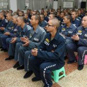 Das Jinjian-Gefängnis in Chengu: Reiche Chinesen kaufen sich immer häufiger Doppelgänger, um ihre Haft zu umgehen. Das Jinjian-Gefängnis in Chengu: Reiche Chinesen kaufen sich immer häufiger Doppelgänger, um ihre Haft zu umgehen.