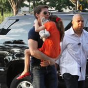 Das erste Mal nach der Trennung von Katie Holmes besuchte Tom Cruise seine Tochter Suri. Das erste Mal nach der Trennung von Katie Holmes besuchte Tom Cruise seine Tochter Suri.