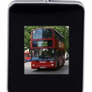 Das Mini-Fotoalbum für unterwegs: Der Schlüsselanhänger mit digitalem Bilderrahmen von coolstuff.de. Das Mini-Fotoalbum für unterwegs: Der Schlüsselanhänger mit digitalem Bilderrahmen von coolstuff.de.