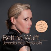 Das Vorwort zum Hörbuch von Jenseits des Protokolls spricht Bettina Wulff höchstselbst. Das Vorwort zum Hörbuch von Jenseits des Protokolls spricht Bettina Wulff höchstselbst.