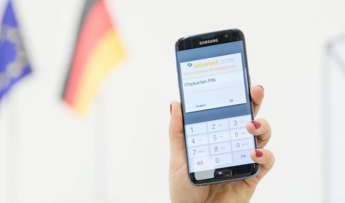 Dass die Datensicherung an Bedeutung gewinnt, zeigt sich auch auf der CeBIT: Secusmart stellt ein mit dem Sicherungssystem