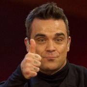 Daumen hoch fürs neue Album? Robbie Williams ist jedenfalls sehr stolz auf Take The Crown. Daumen hoch fürs neue Album? Robbie Williams ist jedenfalls sehr stolz auf Take The Crown.