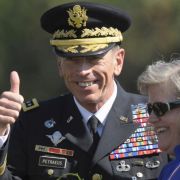 Davis Petraeus, Direktor des CIA, nimmt seine Frau Holly in den Arm. Es war nicht die einzige Frau in seinem Leben - wegen einer Sex-Affäre trat Petaeus jetzt zurück. Davis Petraeus, Direktor des CIA, nimmt seine Frau Holly in den Arm. Es war nicht die einzige Frau in seinem Leben - wegen einer Sex-Affäre trat Petaeus jetzt zurück.