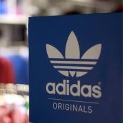 Der Sportartikelhersteller Adidas war selten so beliebt wie heute. Doch jede Erfolgsgeschichte hat Schattenseiten. Der Sportartikelhersteller Adidas war selten so beliebt wie heute. Doch jede Erfolgsgeschichte hat Schattenseiten.
