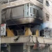 Der Ausschnitt aus einem Video Ugarit News zeigt eine zerstörte Häuserfront in Aleppo. Der Ausschnitt aus einem Video Ugarit News zeigt eine zerstörte Häuserfront in Aleppo.
