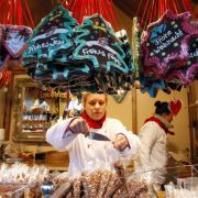 Der Duft von gebrannten Mandeln macht jeden Weihnachtsmarkt perfekt - Figurbewusste sollten die süße Knabberei aber besser meiden. Der Duft von gebrannten Mandeln macht jeden Weihnachtsmarkt perfekt - Figurbewusste sollten die süße Knabberei aber besser meiden.