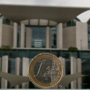 Der Euro im Fokus: Die schwarz-gelbe Koalition muss weiter um eine rasche Zustimmung zum Fiskalpakt bangen. Der Euro im Fokus: Die schwarz-gelbe Koalition muss weiter um eine rasche Zustimmung zum Fiskalpakt bangen.