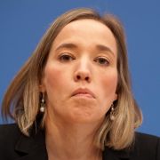 Der, die, das Gott? Kristina Schröder liefert wieder einmal Zündstoff in den eigenen Reihen. Der, die, das Gott? Kristina Schröder liefert wieder einmal Zündstoff in den eigenen Reihen.