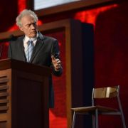 Der alte Mann und der Stuhl: Clint Eastwood erntet für seine Ein-Mann-Show beim Republikaner-Parteitag den Spott der Netzgemeinde. Der alte Mann und der Stuhl: Clint Eastwood erntet für seine Ein-Mann-Show beim Republikaner-Parteitag den Spott der Netzgemeinde.