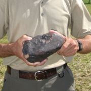 Der Meteorit auf dem Foto wurde in Österreich gefunden. Auch Donna Lewis' Großvater entdeckte seinen Stein auf einer Kuhweide. Der Meteorit auf dem Foto wurde in Österreich gefunden. Auch Donna Lewis' Großvater entdeckte seinen Stein auf einer Kuhweide.