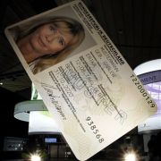 Der elektronische Personalausweis in Überlebensgröße: Seit 1. November 2010 wird der neue Pass im Scheckkartenformat ausgegeben. Der elektronische Personalausweis in Überlebensgröße: Seit 1. November 2010 wird der neue Pass im Scheckkartenformat ausgegeben.