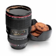 Der Objektivbecher von coolstuff.de verschönert nicht nur Kaffeepausen zwischen zwei Fotoshootings. Der Objektivbecher von coolstuff.de verschönert nicht nur Kaffeepausen zwischen zwei Fotoshootings.