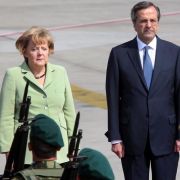 Der griechische Premier Antonis Samaras empfängt Angela Merkel in Athen mit militärischen Ehren. Der griechische Premier Antonis Samaras empfängt Angela Merkel in Athen mit militärischen Ehren.