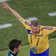 Der vierte Schiedsrichter muss es ausbaden: Ukraines Coach Oleg Blochin breitet zornig seine Schwingen aus. Der vierte Schiedsrichter muss es ausbaden: Ukraines Coach Oleg Blochin breitet zornig seine Schwingen aus.