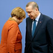Der Streit zwischen Angela Merkel und Recep Tayyip Erdogan wird immer absurder. Der Streit zwischen Angela Merkel und Recep Tayyip Erdogan wird immer absurder.