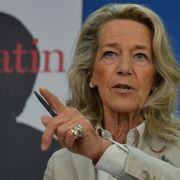 Der Titel von Gertrud Höhlers Buch lässt scharfe Worte vermuten: Die Patin. Wie Angela Merkel Deutschland umbaut heißt es. Der Titel von Gertrud Höhlers Buch lässt scharfe Worte vermuten: Die Patin. Wie Angela Merkel Deutschland umbaut heißt es.