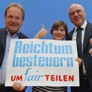Der ver.di-Vorsitzende Frank Bsirske, Jutta Sundermann von attac und der Hauptgeschäftsführer des Paritätischen Gesamtverbandes, Ulrich Schneider, werben für eine Reichensteuer. Der ver.di-Vorsitzende Frank Bsirske, Jutta Sundermann von attac und der Hauptgeschäftsführer des Paritätischen Gesamtverbandes, Ulrich Schneider, werben für eine Reichensteuer.