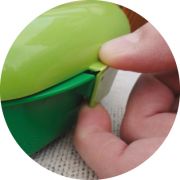 Der Verschluss der Frozzypack Lunchbox sorgt für sicheres Verstauen, so dass nichts austreten kann. Der Verschluss der Frozzypack Lunchbox sorgt für sicheres Verstauen, so dass nichts austreten kann.