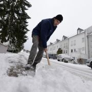 Der Winter hat auch seine Schattenseiten: Glatte Straßen und Schneeschippen gehören dazu. Der Winter hat auch seine Schattenseiten: Glatte Straßen und Schneeschippen gehören dazu.