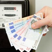 Der Zähler rattert, die Geldscheine flattern davon: Strom wird immer teurer. Höchste Zeit, mit ein paar Tricks Energie im Haushalt zu sparen. Der Zähler rattert, die Geldscheine flattern davon: Strom wird immer teurer. Höchste Zeit, mit ein paar Tricks Energie im Haushalt zu sparen.