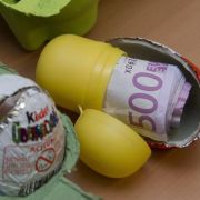 Deutsche gehen bei der Geldanlage derzeit auf Nummer sicher. Viele behalten ihr Bargeld. Deutsche gehen bei der Geldanlage derzeit auf Nummer sicher. Viele behalten ihr Bargeld.