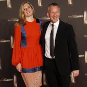 Moderator Johannes B. Kerner kam mit Ehefrau Britta, die sich in einem sackartigen Gebilde auf den roten Teppich wagte. Moderator Johannes B. Kerner kam mit Ehefrau Britta, die sich in einem sackartigen Gebilde auf den roten Teppich wagte.
