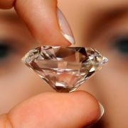 Kapitaler Klunker: Dieser 103 Karat schwere Diamant konnte 2003 in der Schweiz nicht versteigert werden. Niemand mochte die geforderten 6,5 Millionen Euro bieten. Kapitaler Klunker: Dieser 103 Karat schwere Diamant konnte 2003 in der Schweiz nicht versteigert werden. Niemand mochte die geforderten 6,5 Millionen Euro bieten.