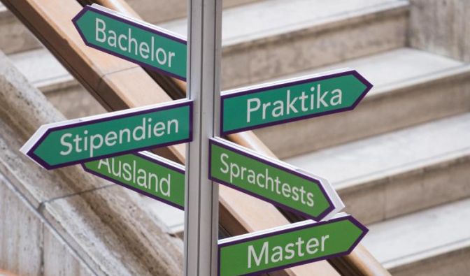 Die Abschlussphase im Studium kann ganz schön stressig sein. Wer nun keine Zeit mehr hat zu jobben, kann die oft zinsfreien Abschlussdarlehen vom Studentenwerk nutzen.