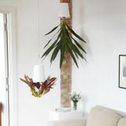 Die moderne Antwort auf die Makramee-Blumenampel der 60er Jahre: «Sky Planter», der hängende Blumentopf. Die moderne Antwort auf die Makramee-Blumenampel der 60er Jahre: «Sky Planter», der hängende Blumentopf.