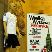 Die EM-Kluft der Deutschen: Zum Fußballfest zeigt auch der Warschauer Kuulturpalast eine Fußballausstellung. Die EM-Kluft der Deutschen: Zum Fußballfest zeigt auch der Warschauer Kuulturpalast eine Fußballausstellung.