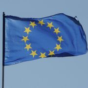 Die Europafahne im Wind: Nicht jeder ist mit der Entscheidung des Nobelkomitees in Oslo zufrieden. Die Europafahne im Wind: Nicht jeder ist mit der Entscheidung des Nobelkomitees in Oslo zufrieden.
