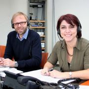 Die Experten am Telefon: Dr. Lothar Burghaus von der Universitätsklinik Köln und Anja Daniel-Zeipelt, Epilepsie-Patientenbotschafterin aus Leun bei Wetzlar. Die Experten am Telefon: Dr. Lothar Burghaus von der Universitätsklinik Köln und Anja Daniel-Zeipelt, Epilepsie-Patientenbotschafterin aus Leun bei Wetzlar.