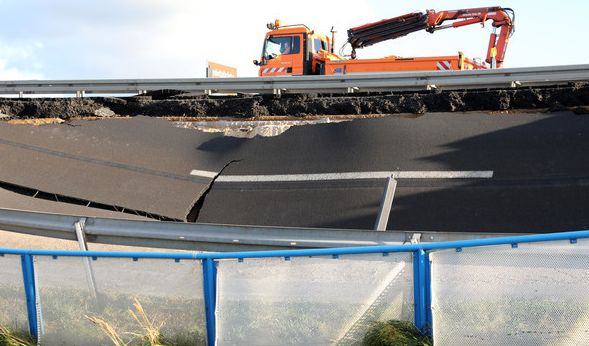 Die Fahrbahn in Richtung Westen war Ende September auf rund 100 Metern Länge etwa einen halben Meter abgesackt, jetzt ist sie metertief weggebrochen.