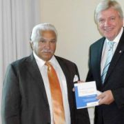 Die Familie von Adam Strauß (hier mit Hessens Ministerpräsident Volker Bouffier) ist seit 80 Jahren in Marburg sesshaft. Die Familie von Adam Strauß (hier mit Hessens Ministerpräsident Volker Bouffier) ist seit 80 Jahren in Marburg sesshaft.
