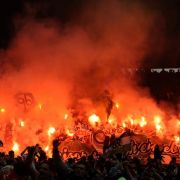 Die Gewalt in Fußballstadien hat ein Rekordhoch erreicht. Politiker wollen DFB und Clubs in die Pflicht nehmen. Die Gewalt in Fußballstadien hat ein Rekordhoch erreicht. Politiker wollen DFB und Clubs in die Pflicht nehmen.