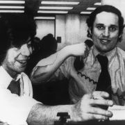 Die Journalisten Carl Bernstein (links) und Robert Woodward freuen sich in Washington, nachdem sie erfahren haben, dass die Washington Post für ihre Enthüllungen in der Watergate-Affäre mit dem Pulitzer-Preis ausgezeichnet wird. Die Journalisten Carl Bernstein (links) und Robert Woodward freuen sich in Washington, nachdem sie erfahren haben, dass die Washington Post für ihre Enthüllungen in der Watergate-Affäre mit dem Pulitzer-Preis ausgezeichnet wird.