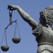 Die blinde Justizia wägt ab, das Leitbild für alle Richter. Aber was, wenn sie an Entscheidungsschwäche leiden? Die blinde Justizia wägt ab, das Leitbild für alle Richter. Aber was, wenn sie an Entscheidungsschwäche leiden?