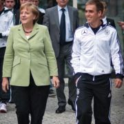 Die Kanzlerin und der Kapitän: Angela Merkel beim Besuch der DFB-Elf vor der EM an der Seite von Philipp Lahm. Die Kanzlerin und der Kapitän: Angela Merkel beim Besuch der DFB-Elf vor der EM an der Seite von Philipp Lahm.