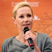 Die Kritik war wohl doch zu viel: Bettina Wulff geht von den Offen- in die Defensive. Die Kritik war wohl doch zu viel: Bettina Wulff geht von den Offen- in die Defensive.