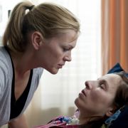 Täglich besucht Andrea (Anna Loos, links) ihre Freundin Katja (Meret Becker) im Krankenhaus. Täglich besucht Andrea (Anna Loos, links) ihre Freundin Katja (Meret Becker) im Krankenhaus.