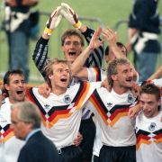 Die deutsche Mannschaft jubelt über den Gewinn der Fußball-WM am 8. Juli 1990 im Olympiastadion von Rom. Mittendrin Rudi Völler, dem später ein eigener Fußballsong gewidmet wurde. Die deutsche Mannschaft jubelt über den Gewinn der Fußball-WM am 8. Juli 1990 im Olympiastadion von Rom. Mittendrin Rudi Völler, dem später ein eigener Fußballsong gewidmet wurde.