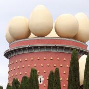 Die Mauern des Theater-Museums sind gespickt mit hellen Bauernbroten, das Dach zieren Rieseneier. Die Mauern des Theater-Museums sind gespickt mit hellen Bauernbroten, das Dach zieren Rieseneier.